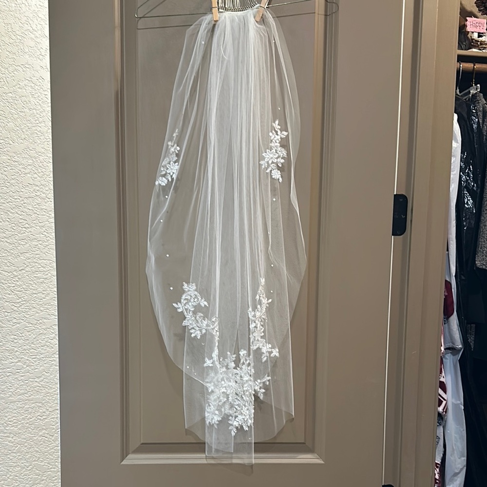 Elegant White Floral Veil
